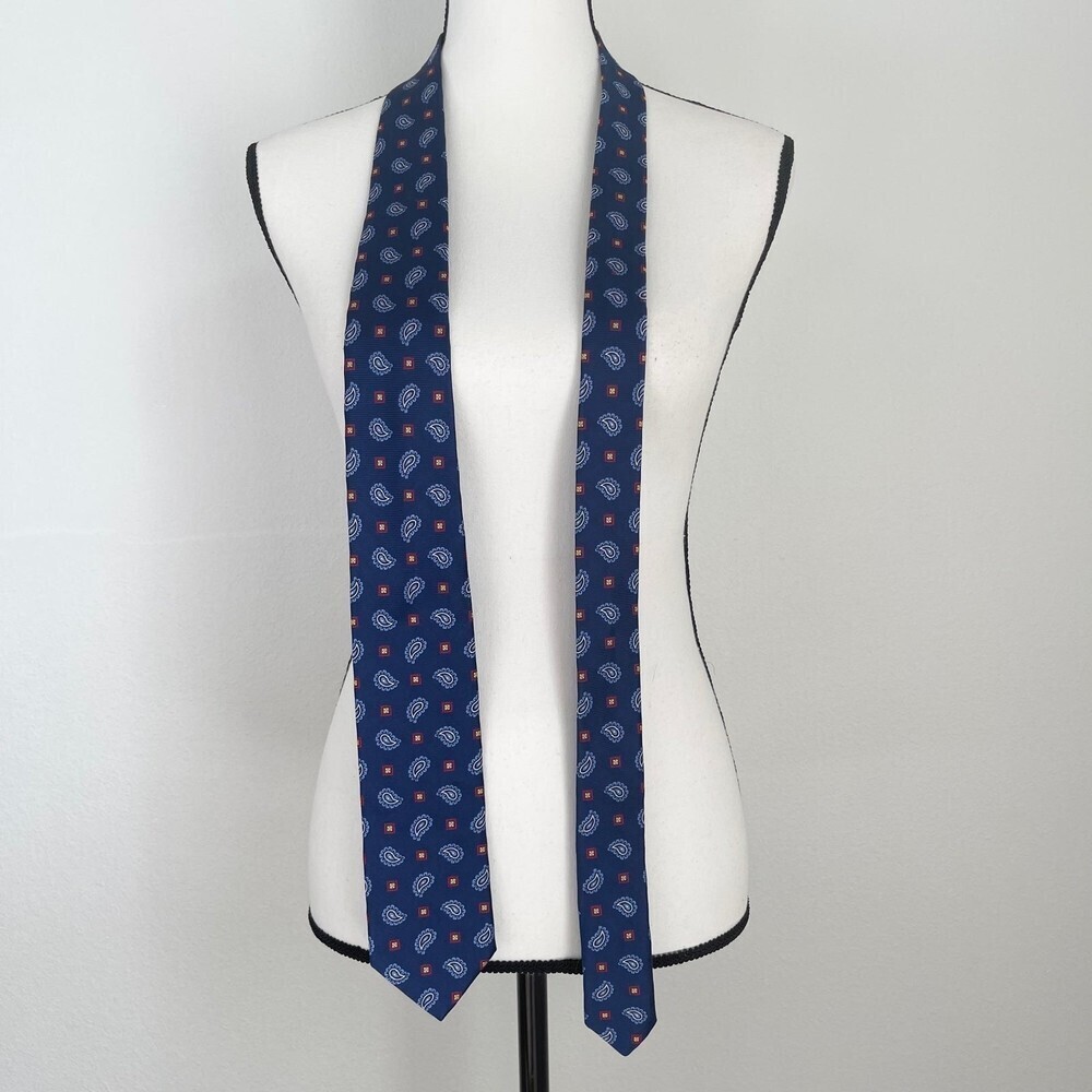 JoS. A.Bank Heritage Collection 100% Silk. Navy Blue Paisley Patterned Tie.